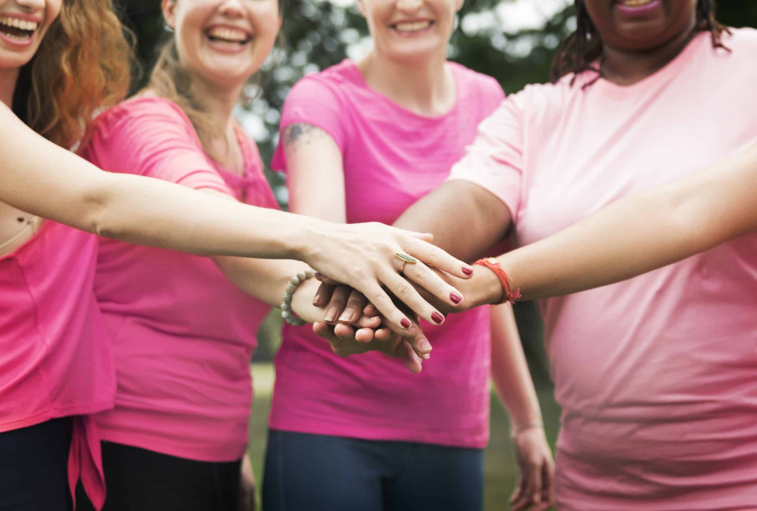 mulheres se unindo contra o cancer de mama